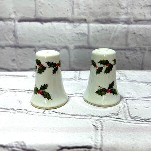 Vintage Lefton Christmas‎ Holly Berries Salt & Pepper Shaker Set